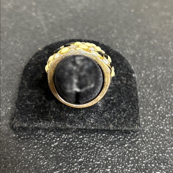 Elegant Gold and Black Floral Ring - Picture 3 of 8